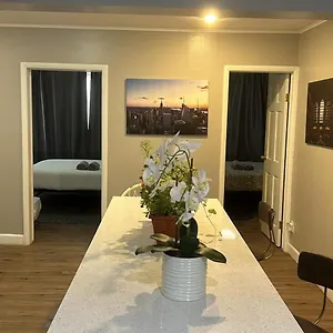 Cozy Woodside Near Manhattan New York